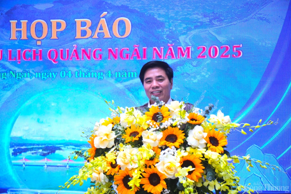 Ông Nguyễn Tiến Dũng, Giám đốc sở Văn hóa Thể Thao và Du lịch tỉnh Quảng Ngãi phát biểu tại họp báo Ông Nguyễn Tiến Dũng, Giám đốc sở Văn hóa Thể Thao và Du lịch tỉnh Quảng Ngãi phát biểu tại họp báo