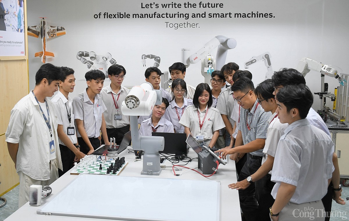 ABB Việt Nam tài trợ robot cho Trường Đại học Công nghiệp