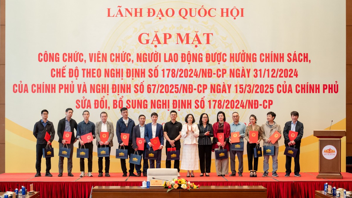 Phó Chủ tịch Quốc hội Nguyễn Thị Thanh trao Quyết định về việc nghỉ hưu, nghỉ thôi việc hưởng chế độ chính sách Phó Chủ tịch Quốc hội Nguyễn Thị Thanh trao Quyết định về việc nghỉ hưu, nghỉ thôi việc hưởng chế độ chính sách