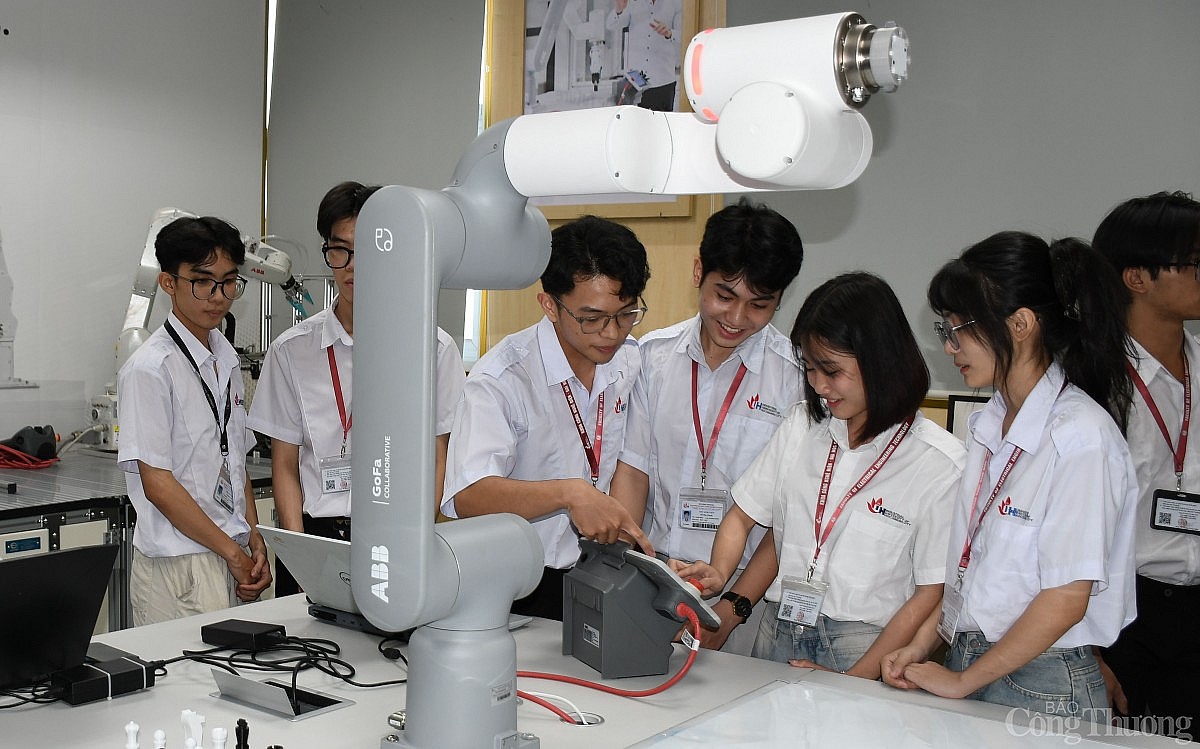 Khám phá phòng lab robot IUH hiện đại bậc nhất Việt Nam