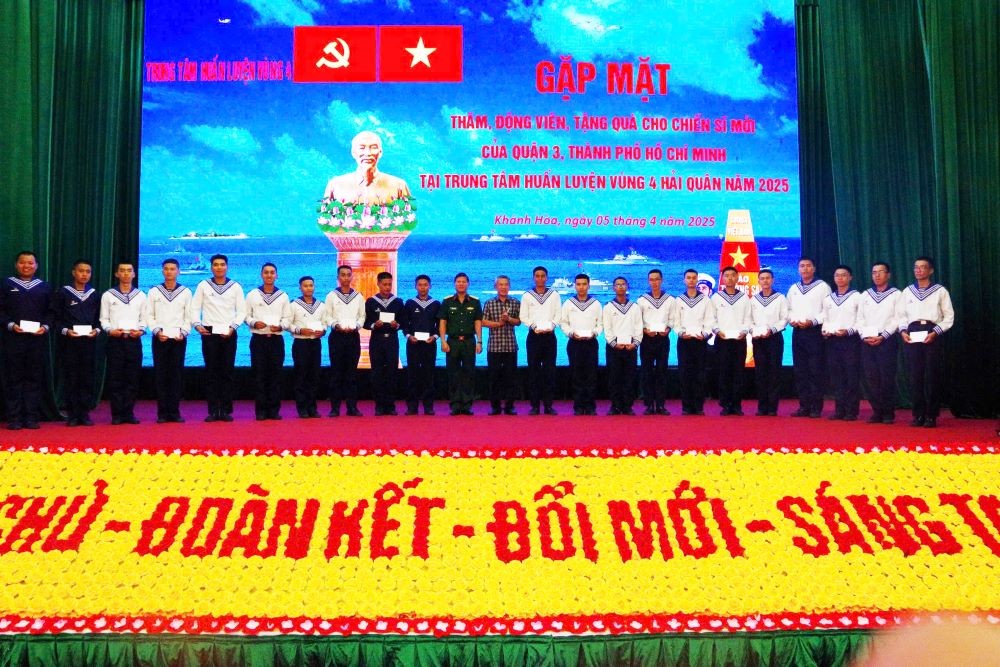 Ấm lòng ngày nghỉ chiến sĩ Hải quân mới 2025