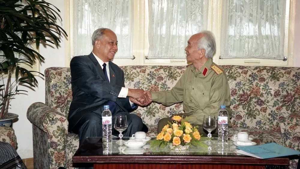 Chủ tịch nước Lào Khamtay Siphandone gặp Đại tướng Võ Nguyên Giáp trong chuyến thăm hữu nghị chính thức Việt Nam, năm 2002. Nguồn ảnh: Thông tấn xã Việt Nam