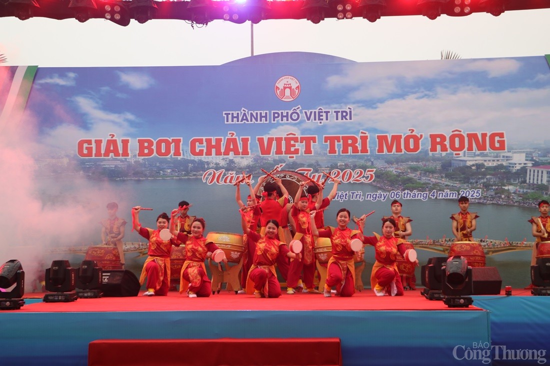 Sôi nổi Giải bơi chải Việt Trì mở rộng năm 2025