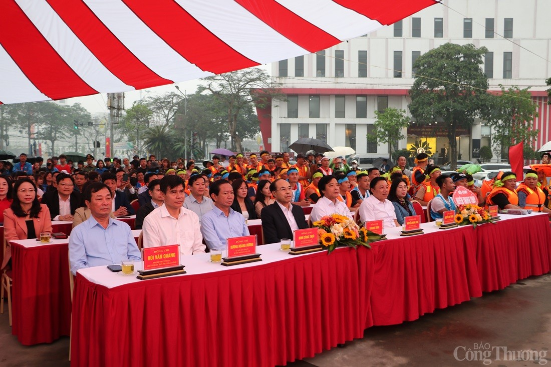 Sôi nổi Giải bơi chải Việt Trì mở rộng năm 2025