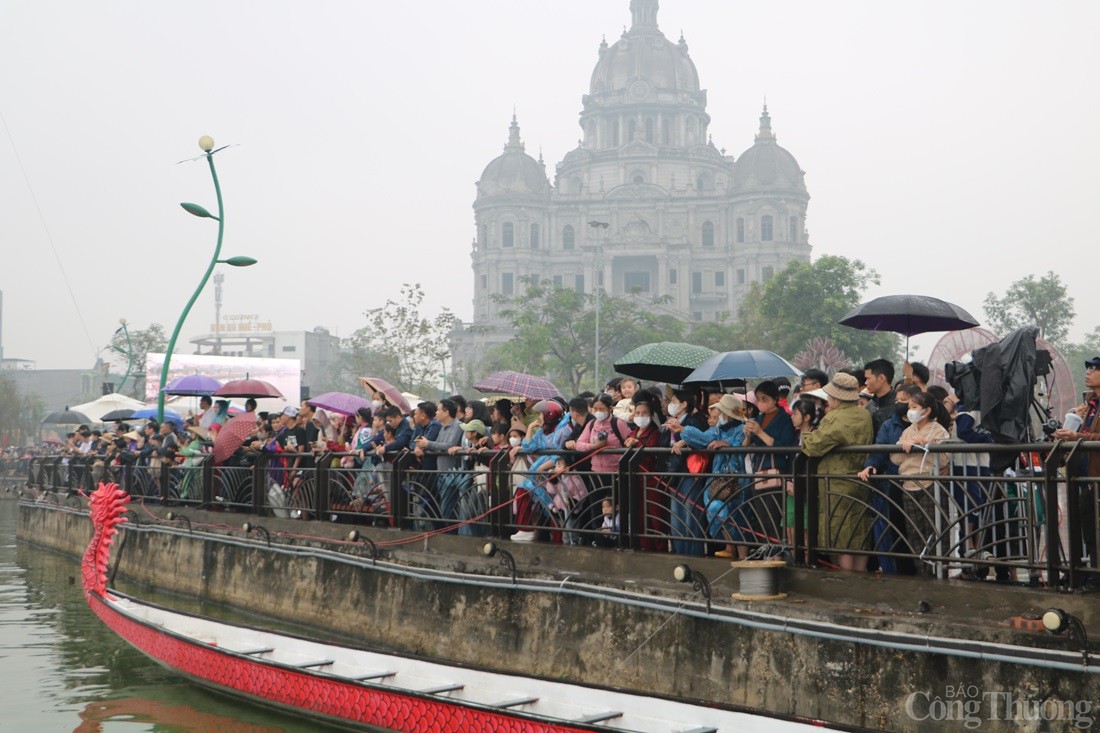 Sôi nổi Giải bơi chải Việt Trì mở rộng năm 2025