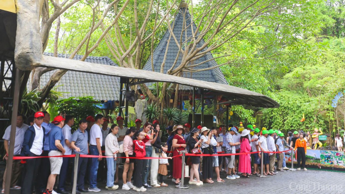 Hàng dài người xếp hàng vào khu tham quan Núi Thần Tài sáng 6/4.