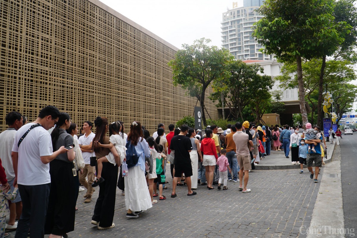 Dòng người xếp hàng vòng trong, vòng ngoài để chờ đến lượt vào “check-in” bên trong Bảo tàng Đà Nẵng – điểm đến văn hóa đang “gây sốt” trong dịp Giỗ Tổ Hùng Vương (10/3 âm lịch) năm nay