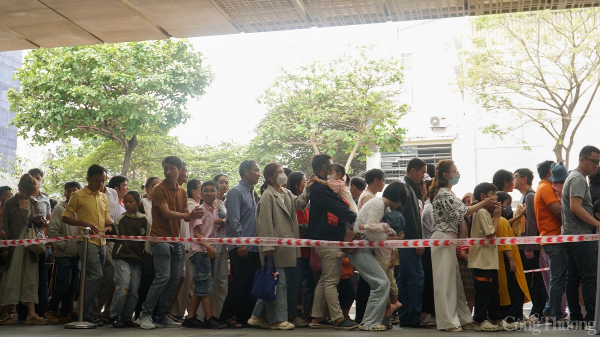 Đặc biệt, trong 2 ngày gần đây, dịp nghỉ lễ Giỗ Tổ Hùng Vương, lượng khách đổ về Bảo tàng Đà Nẵng đông nghẹt.