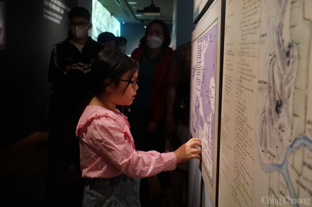 Các em học sinh tham quan, tìm hiểu tại Bảo tàng Đà Nẵng
