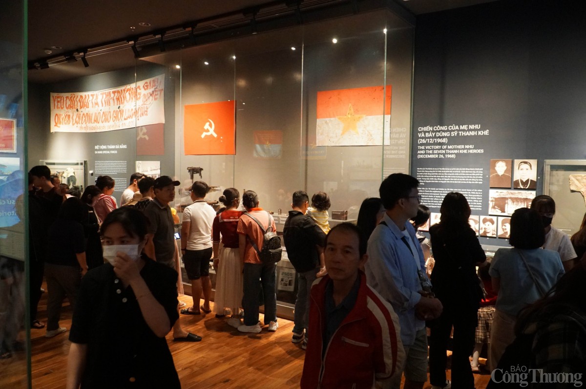 “Khi lượng người dân và du khách đến tham quan quá đông, Bảo tàng sẽ hạn chế không quá 500 người tham quan bên trong Bảo tàng cùng lúc để vừa đảm bảo an toàn, vừa đảm bảo chất lượng hưởng thụ văn hóa cho người dân, du khách”, Giám đốc Bảo tàng Đà Nẵng Huỳnh Đình Quốc Thiện chia sẻ.