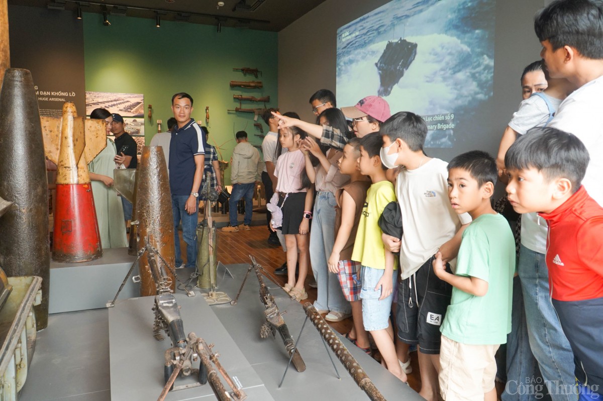 “2 con tôi rất hào hứng, thấy các hiện vật gì cũng hỏi, nhất là khu vực chiếu phim tái hiện trận đánh của nhân dân Đà Nẵng với Liên quân Pháp – Tây Ban Nha. Tôi nghĩ đây thực sự là một nơi đến để bồi dưỡng kiến thức và niềm tự hào về lịch sử hình thành và phát triển Đà Nẵng cho các bạn nhỏ như các con tôi”, chị Thụy Anh chia sẻ.