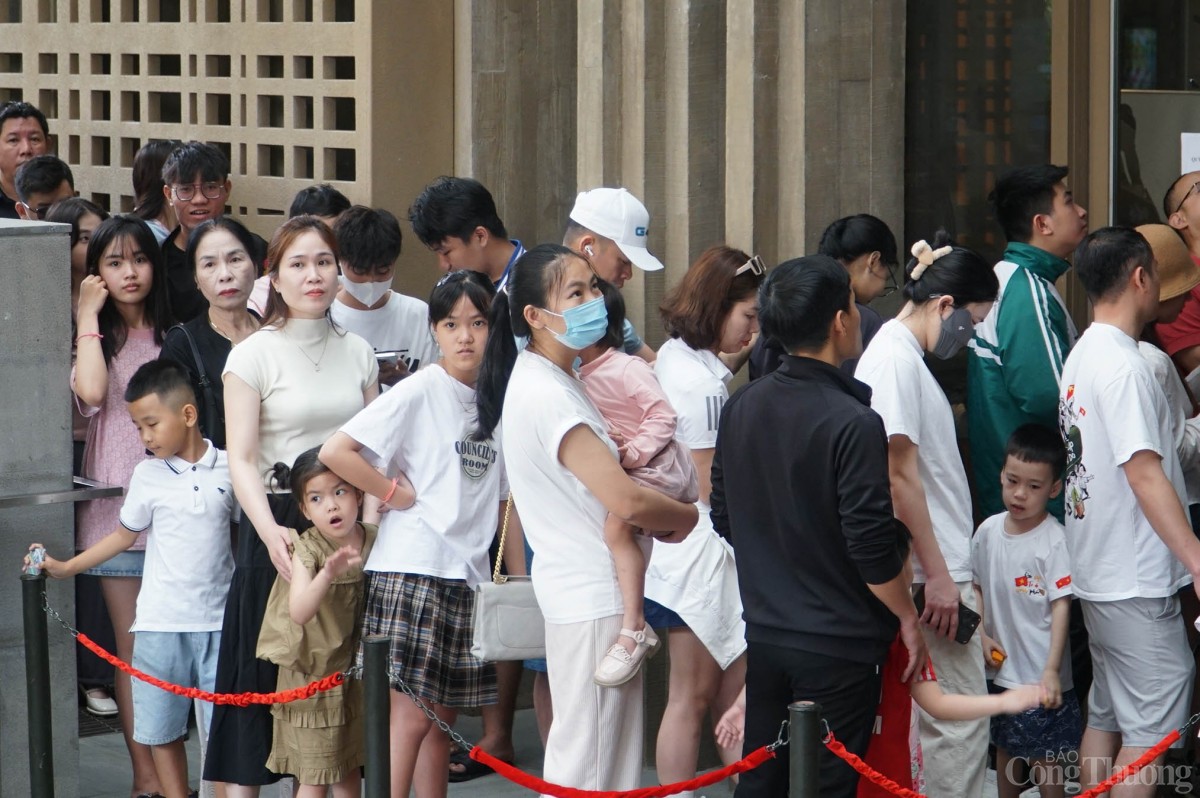 Xếp hàng vòng ngoài, vòng trong để đợi vào tham quan Bảo tàng Đà Nẵng