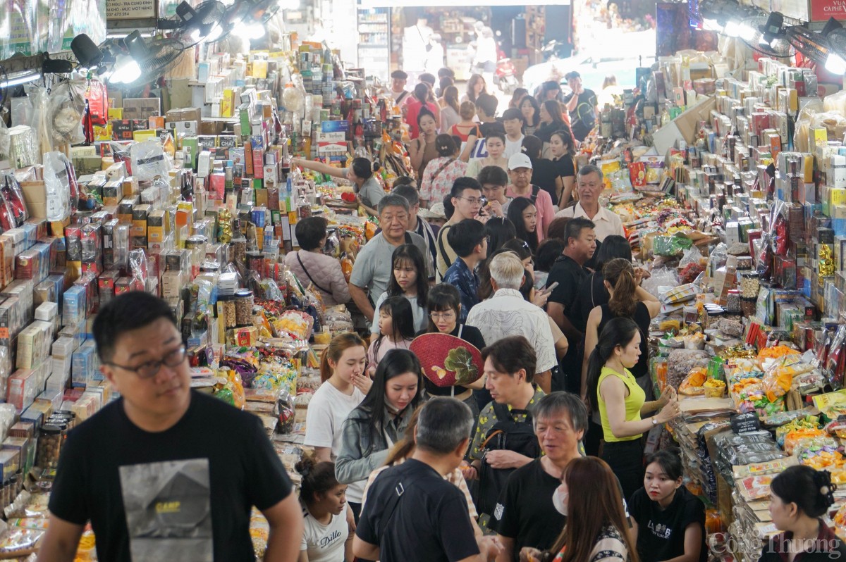 Không quá tải như Bảo tàng Đà Nẵng, nhiều điểm tham quan trên địa bàn thành phố Đà Nẵng cũng đông nghìn nghịt.