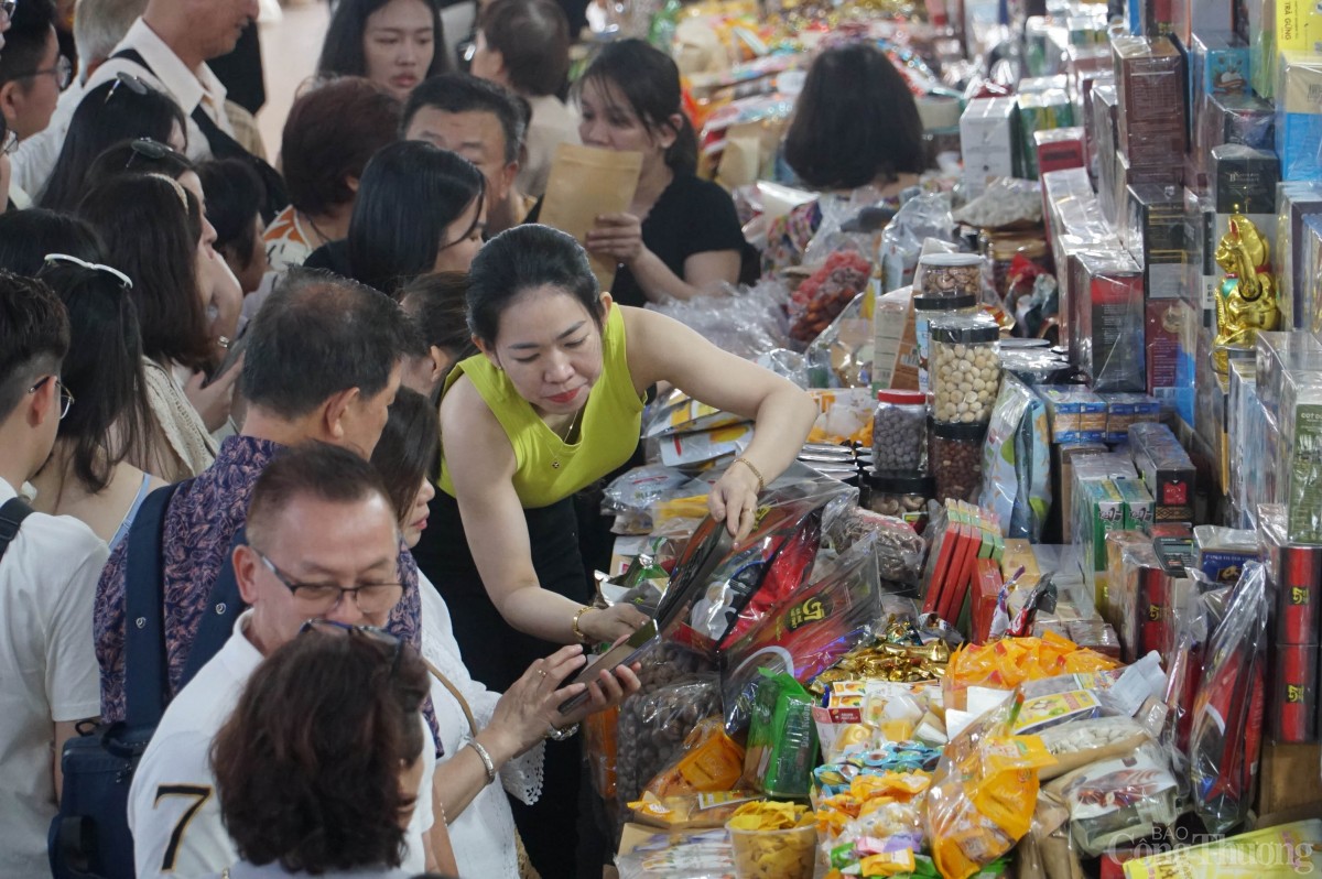 Chợ Hàn đón hàng chục nghìn lượt du khách mỗi khi đến các kỳ nghỉ lễ.