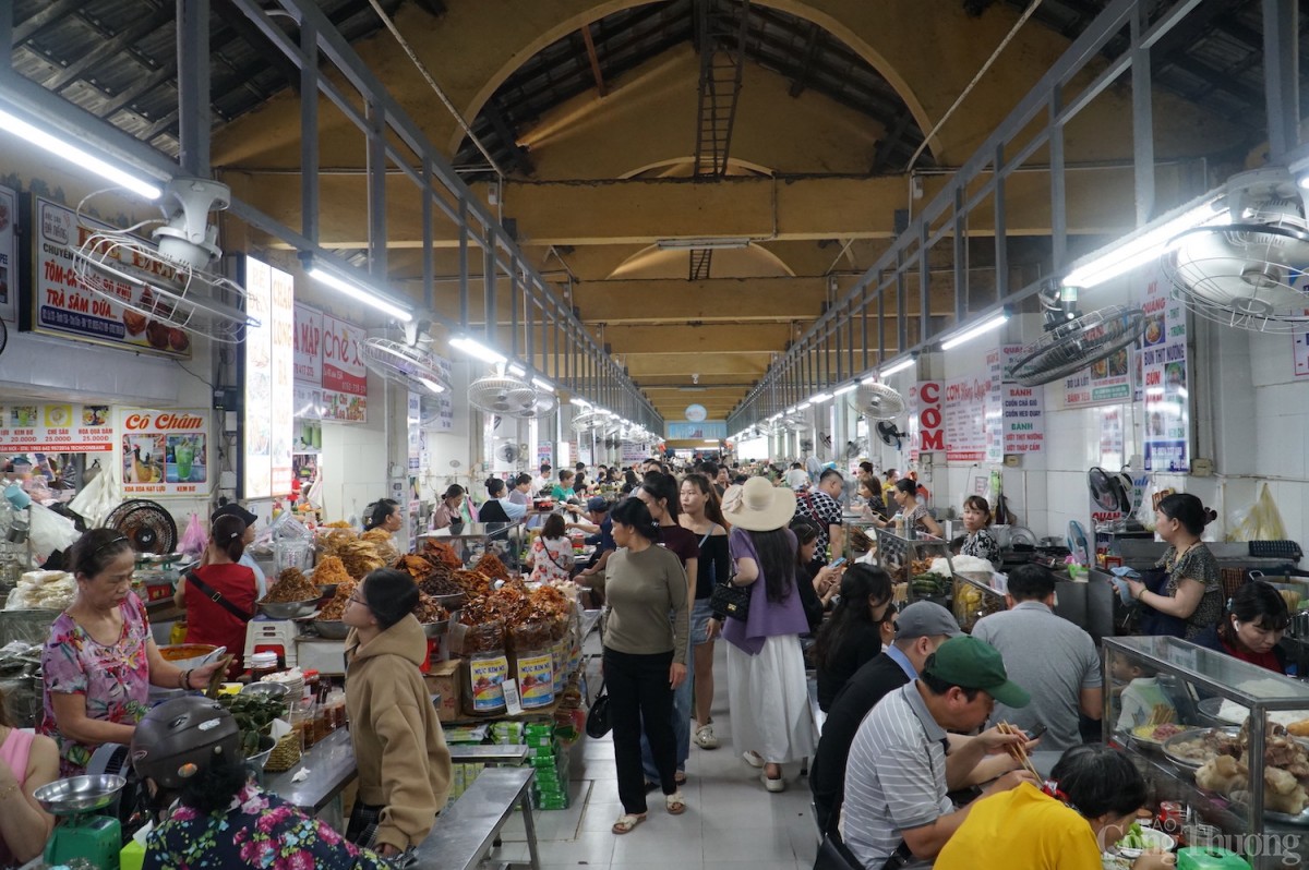 Khu ẩm thực chợ Cồn đông nghịt người.