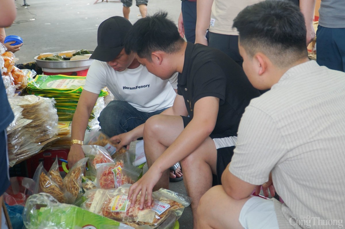 Khách du lịch mua đặc sản làm quà tại chợ Cồn.