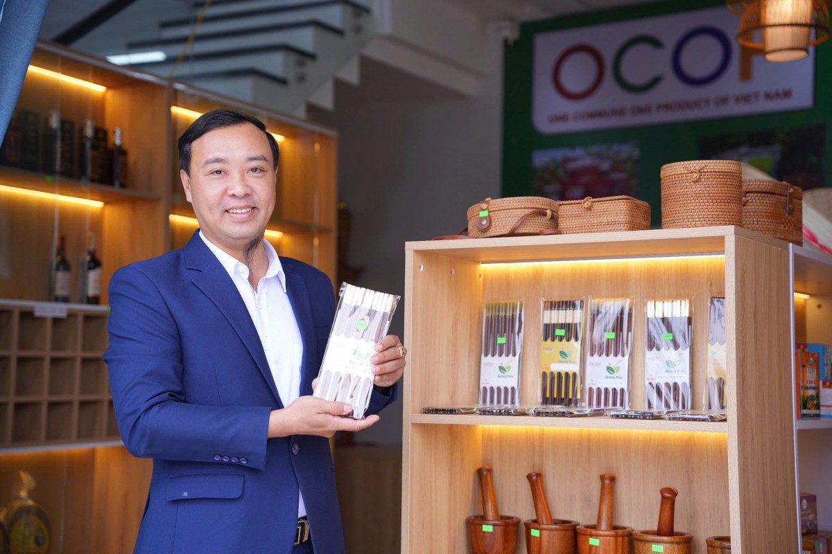 Ông Lê Thanh Triển cùng sản phẩm đũa gỗ và điểm giới thiệu sản phẩm OCOP tại Quảng Thuỷ, thị xã Ba Đồn (Ảnh: Nhân vật cung cấp)