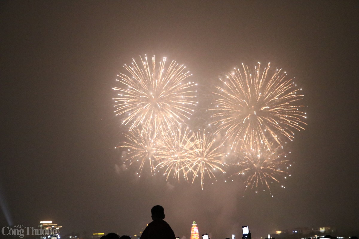 Pháo hoa thắp sáng Phú Thọ dịp Giỗ Tổ Hùng Vương
