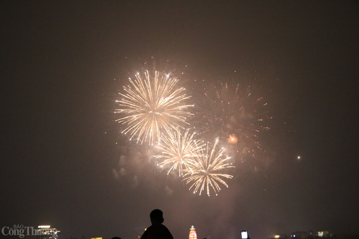 Pháo hoa thắp sáng Phú Thọ dịp Giỗ Tổ Hùng Vương