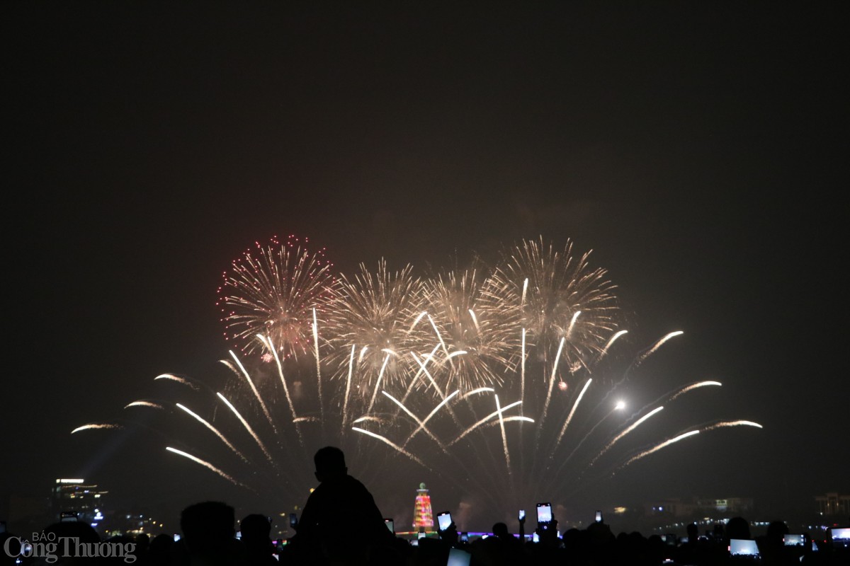 Pháo hoa thắp sáng Phú Thọ dịp Giỗ Tổ Hùng Vương