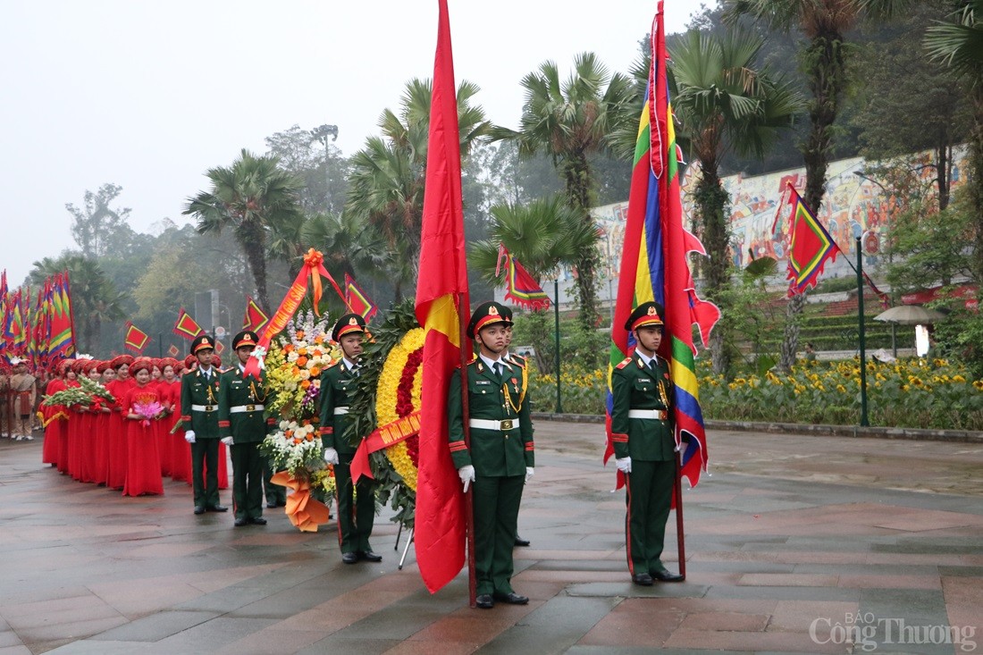 Chủ tịch nước Lương Cường dâng hương tưởng niệm các Vua Hùng