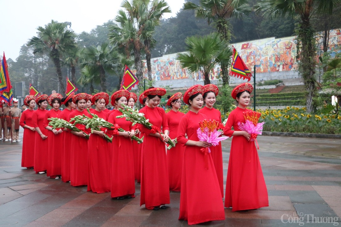 Chủ tịch nước Lương Cường dâng hương tưởng niệm các Vua Hùng