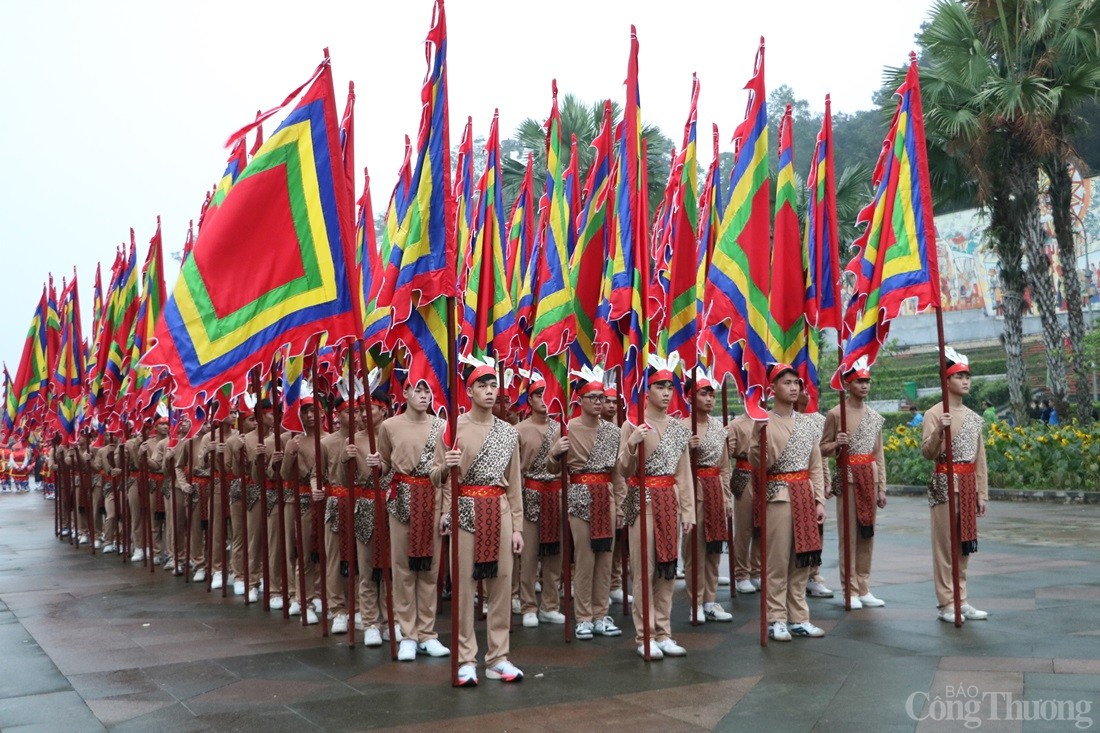 Chủ tịch nước Lương Cường dâng hương tưởng niệm các Vua Hùng