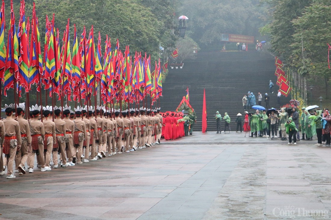 Chủ tịch nước Lương Cường dâng hương tưởng niệm các Vua Hùng