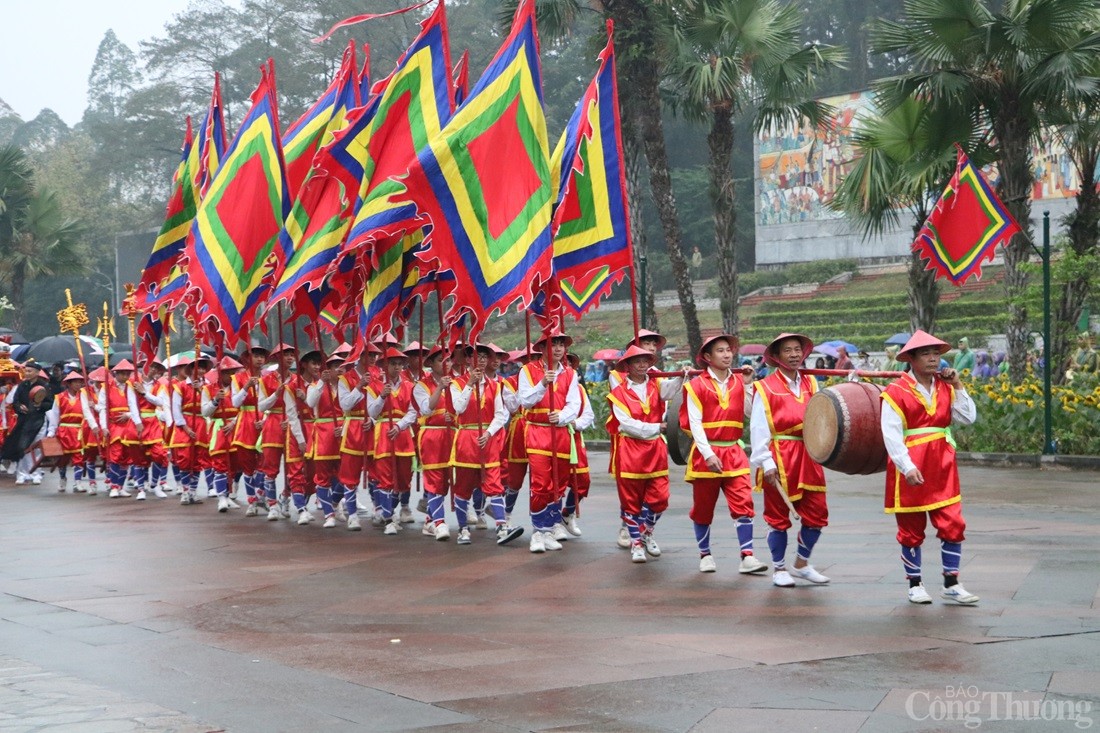 Chủ tịch nước Lương Cường dâng hương tưởng niệm các Vua Hùng