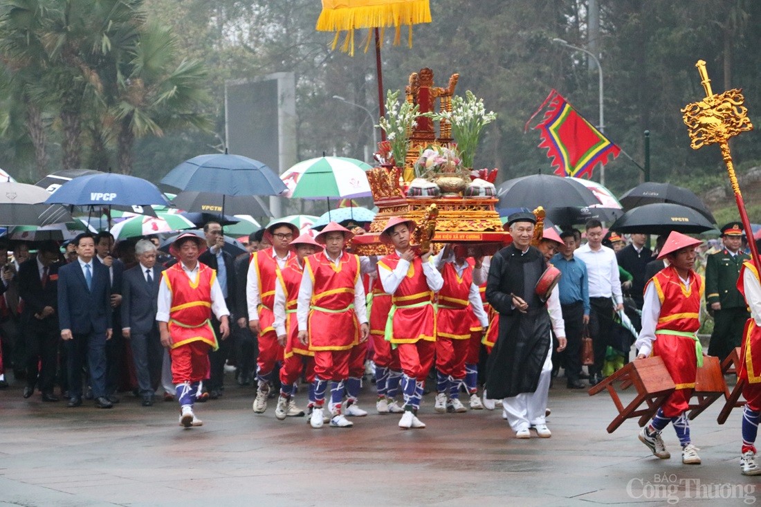 Chủ tịch nước Lương Cường dâng hương tưởng niệm các Vua Hùng