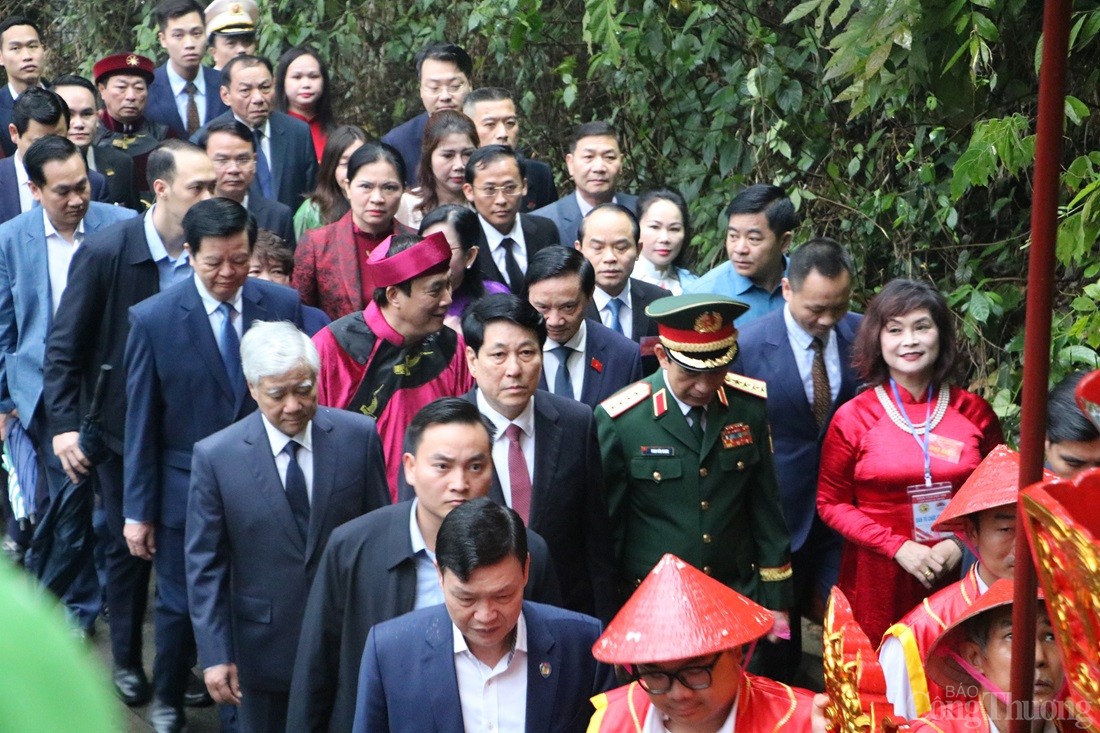 Chủ tịch nước Lương Cường dâng hương tưởng niệm các Vua Hùng