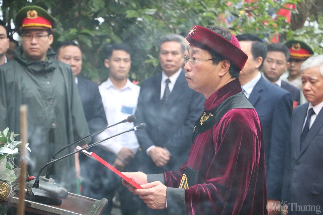 Chủ tịch nước Lương Cường dâng hương tưởng niệm các Vua Hùng