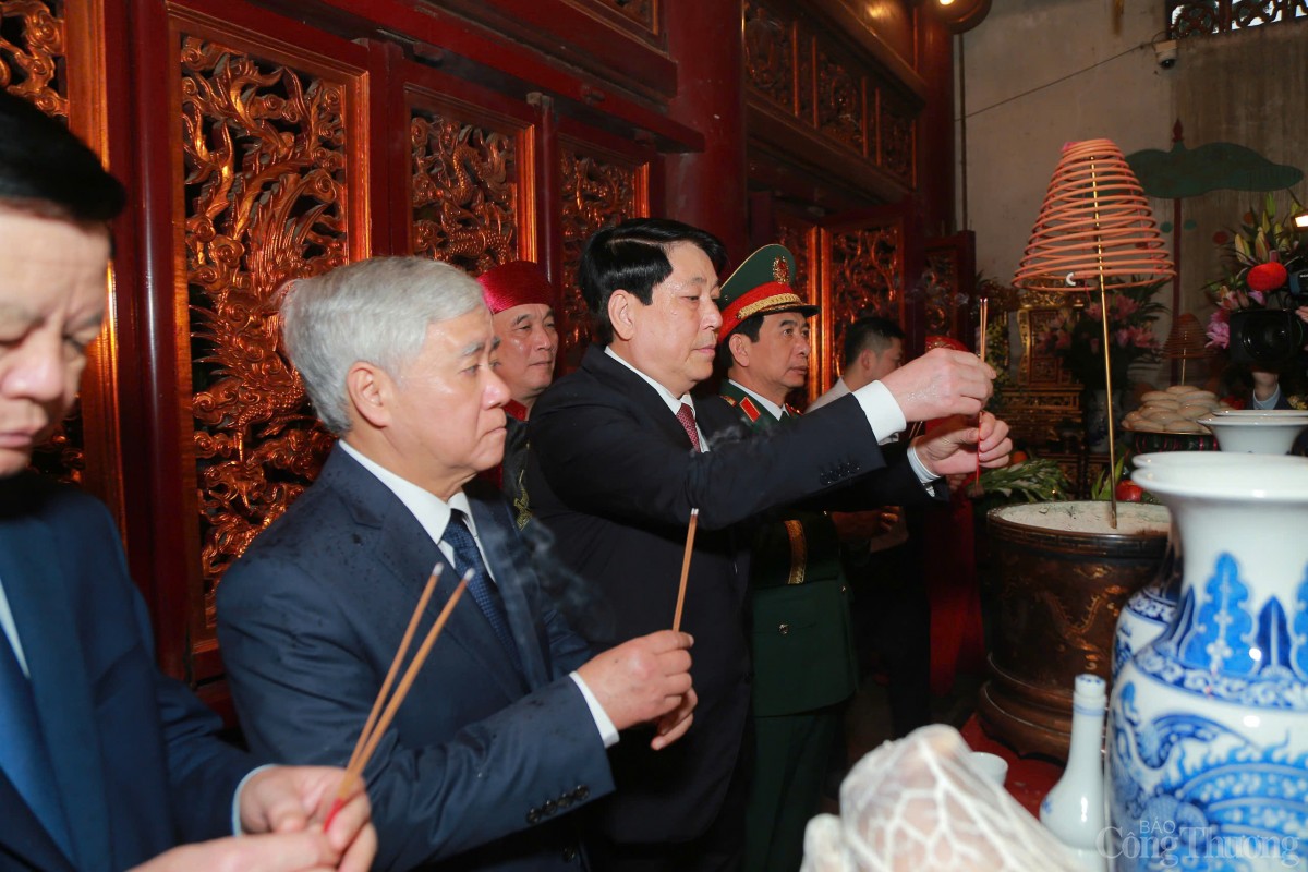 Chủ tịch nước Lương Cường dâng hương tưởng niệm các Vua Hùng