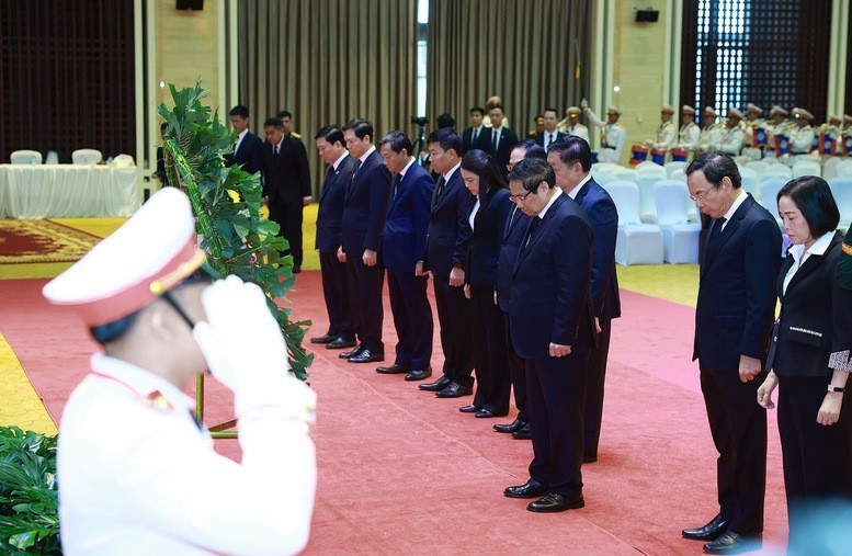 Thủ tướng Phạm Minh Chính dẫn đầu Đoàn đại biểu cấp cao của Chính phủ Việt Nam viếng nguyên Chủ tịch Đảng Nhân dân Cách mạng Lào, nguyên Chủ tịch nước Lào Khamtay Siphandone. Ảnh VGP/Nhật Bắc