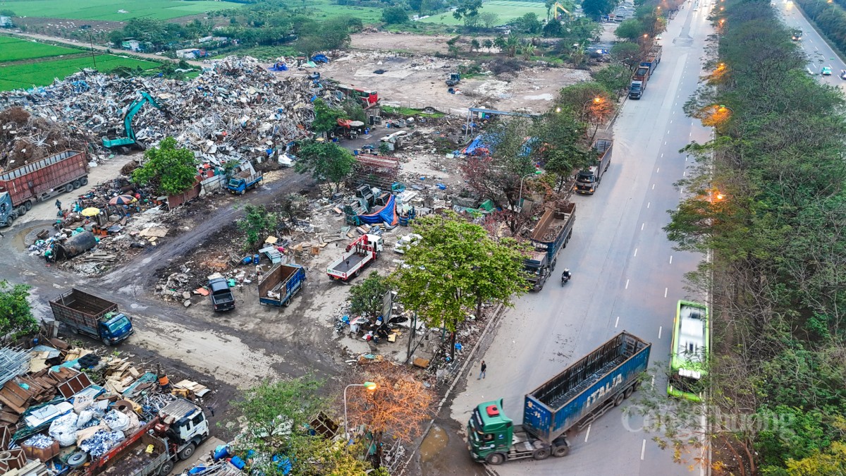HàNội: Dỡbỏ núi phế liệu khổng lồ ven Đại lộ Thăng Long
