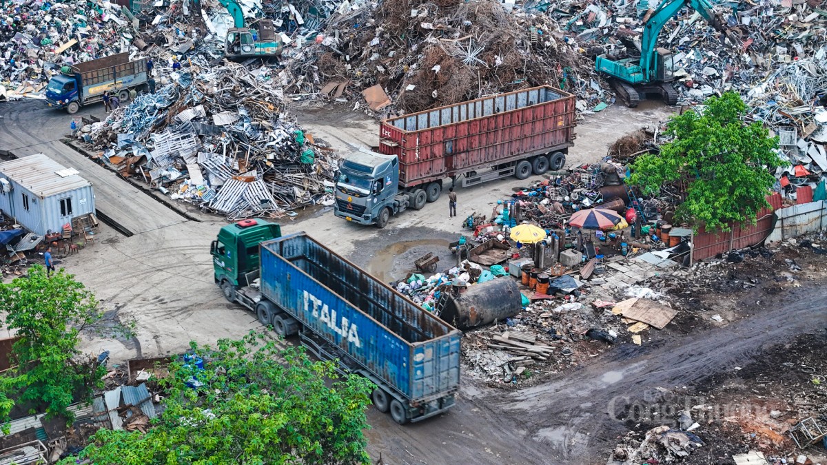HàNội: Dỡbỏ núi phế liệu khổng lồ ven Đại lộ Thăng Long