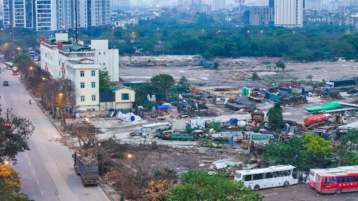 HàNội: Dỡbỏ núi phế liệu khổng lồ ven Đại lộ Thăng Long