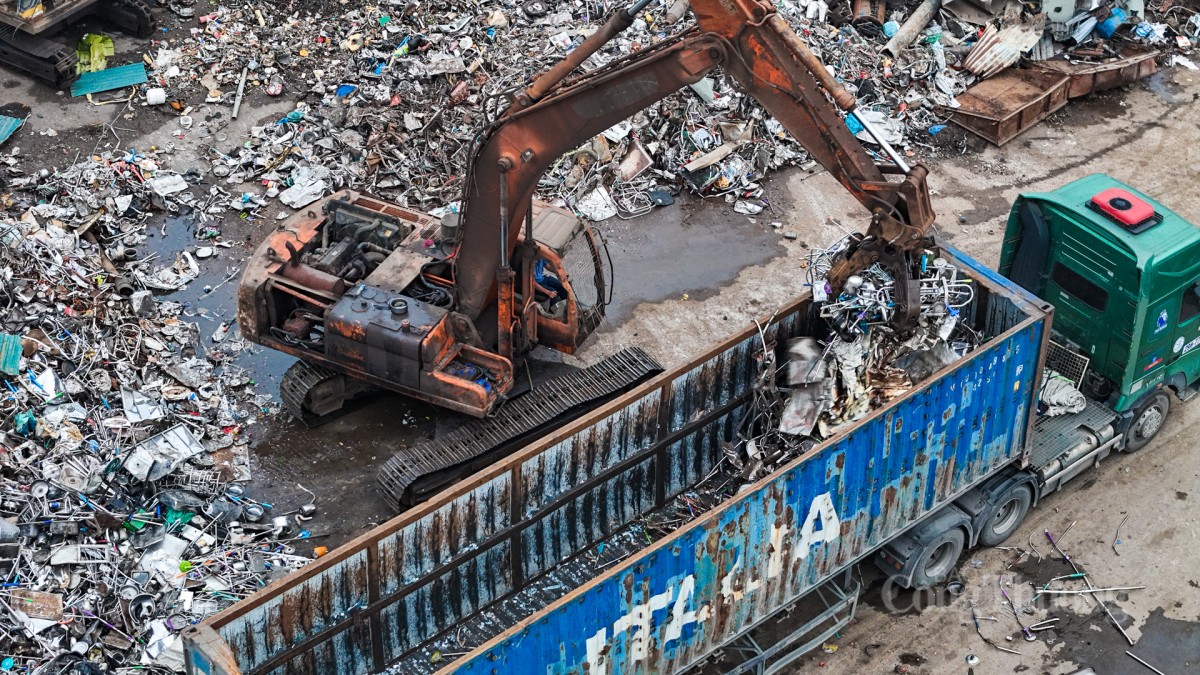 HàNội: Dỡbỏ núi phế liệu khổng lồ ven Đại lộ Thăng Long