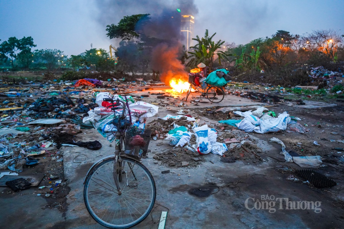 HàNội: Dỡbỏ núi phế liệu khổng lồ ven Đại lộ Thăng Long