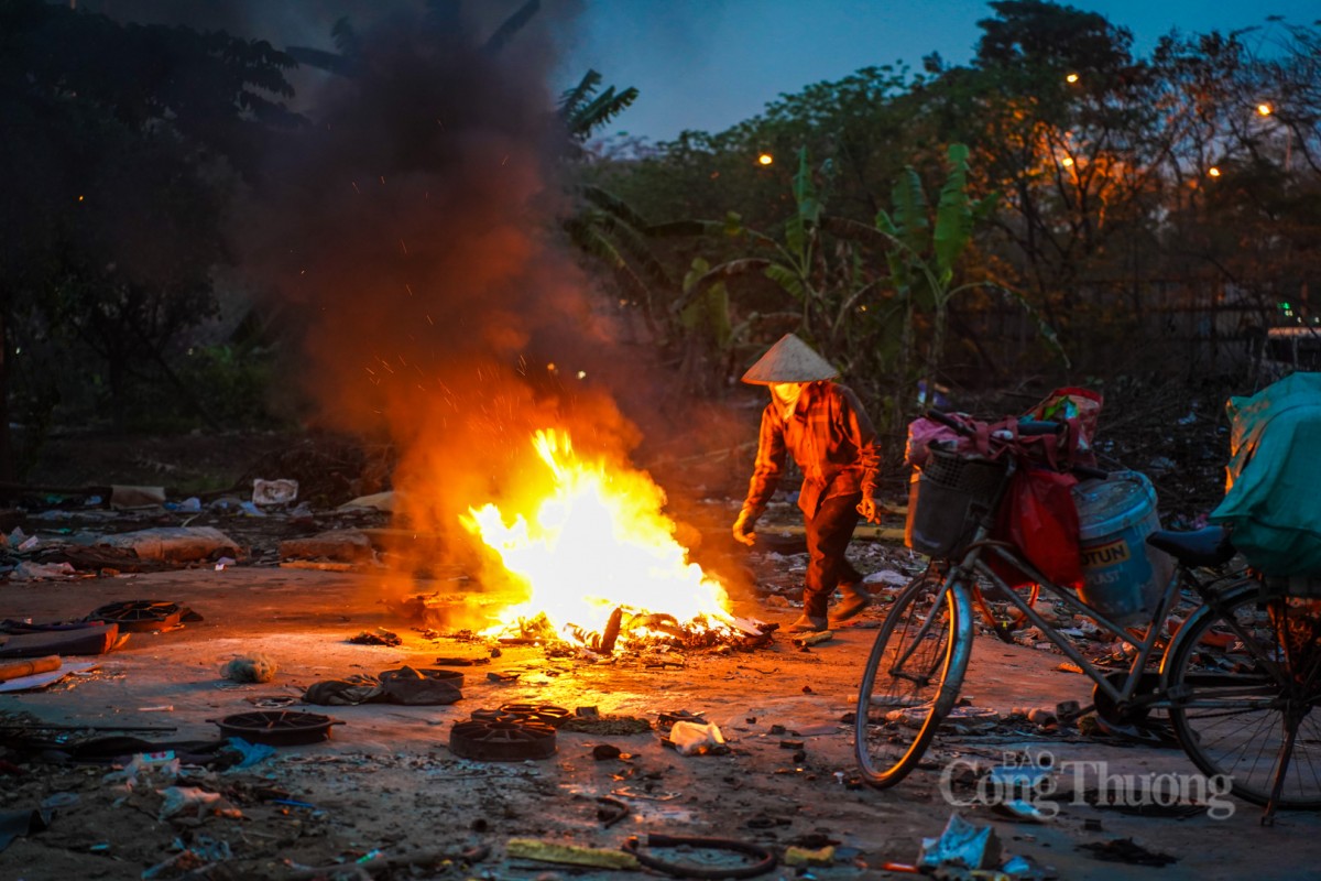 HàNội: Dỡbỏ núi phế liệu khổng lồ ven Đại lộ Thăng Long