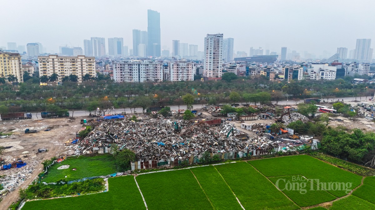 HàNội: Dỡbỏ núi phế liệu khổng lồ ven Đại lộ Thăng Long