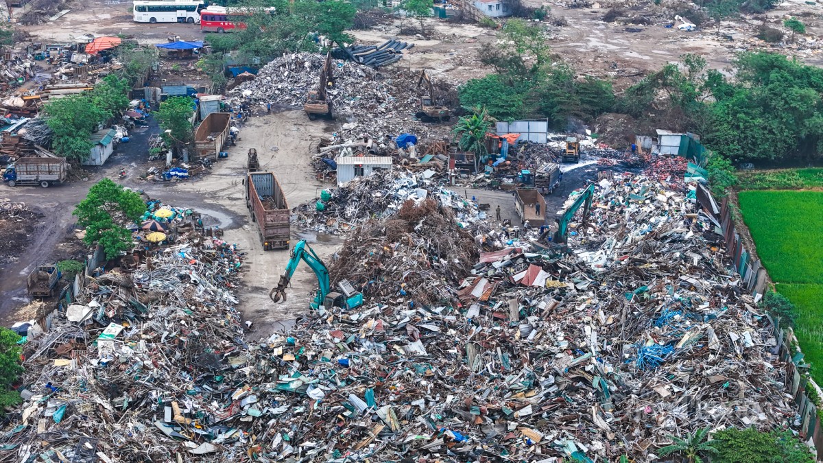 HàNội: Dỡbỏ núi phế liệu khổng lồ ven Đại lộ Thăng Long