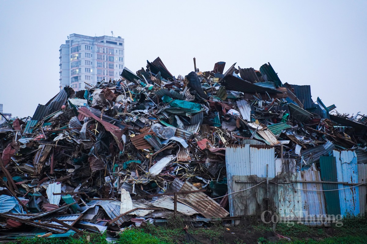 HàNội: Dỡbỏ núi phế liệu khổng lồ ven Đại lộ Thăng Long