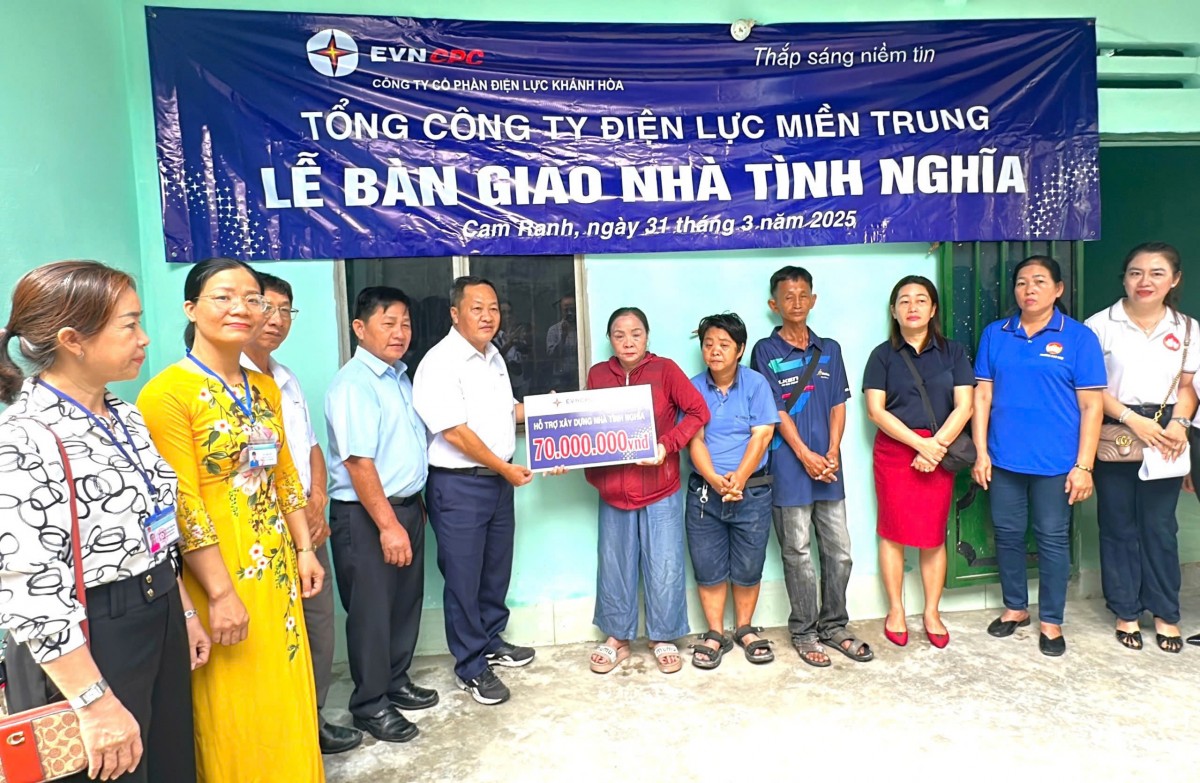 Bàn giao ngôi nhà kiên cố cho bà Lẫy