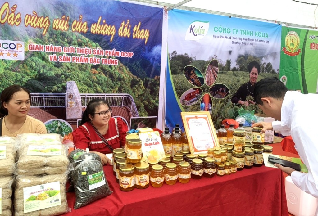 Các sản phẩm của địa phương được giới thiệu, quảng bá tại các kỳ hội chợ hằng năm. Các sản phẩm của địa phương được giới thiệu, quảng bá tại các kỳ hội chợ hằng năm.