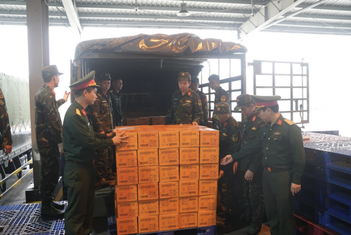 xe chở hàng cứu trợ của các đơn vị thuộc Bộ Quốc phòng và Bộ Công an Việt Nam đã tập kết tại kho hàng của Vietnam Airlines ở Nội Bài, chuẩn bị cho việc xử lý và vận chuyển tiếp theo. xe chở hàng cứu trợ của các đơn vị thuộc Bộ Quốc phòng và Bộ Công an Việt Nam đã tập kết tại kho hàng của Vietnam Airlines ở Nội Bài, chuẩn bị cho việc xử lý và vận chuyển tiếp theo.