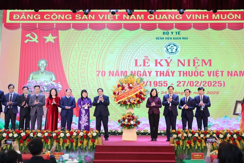 Thủ tướng Phạm Minh Chính đã tới thăm, động viên đội ngũ cán bộ, y bác sĩ tại Bệnh viện Bạch Mai và dự lễ kỷ niệm 70 năm Ngày Thầy thuốc Việt Nam (27/2/1955 - 27/2/2025)