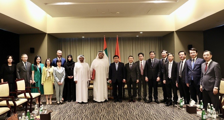 Phó Thủ tướng Chính phủ Nguyễn Chí Dũng và ông Fahad Al Ameri cùng các đại biểu dự cuộc tiếp - Ảnh: VGP/Thu Sa