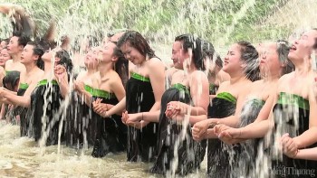 Về Lai Châu vui hội té nước lấy may