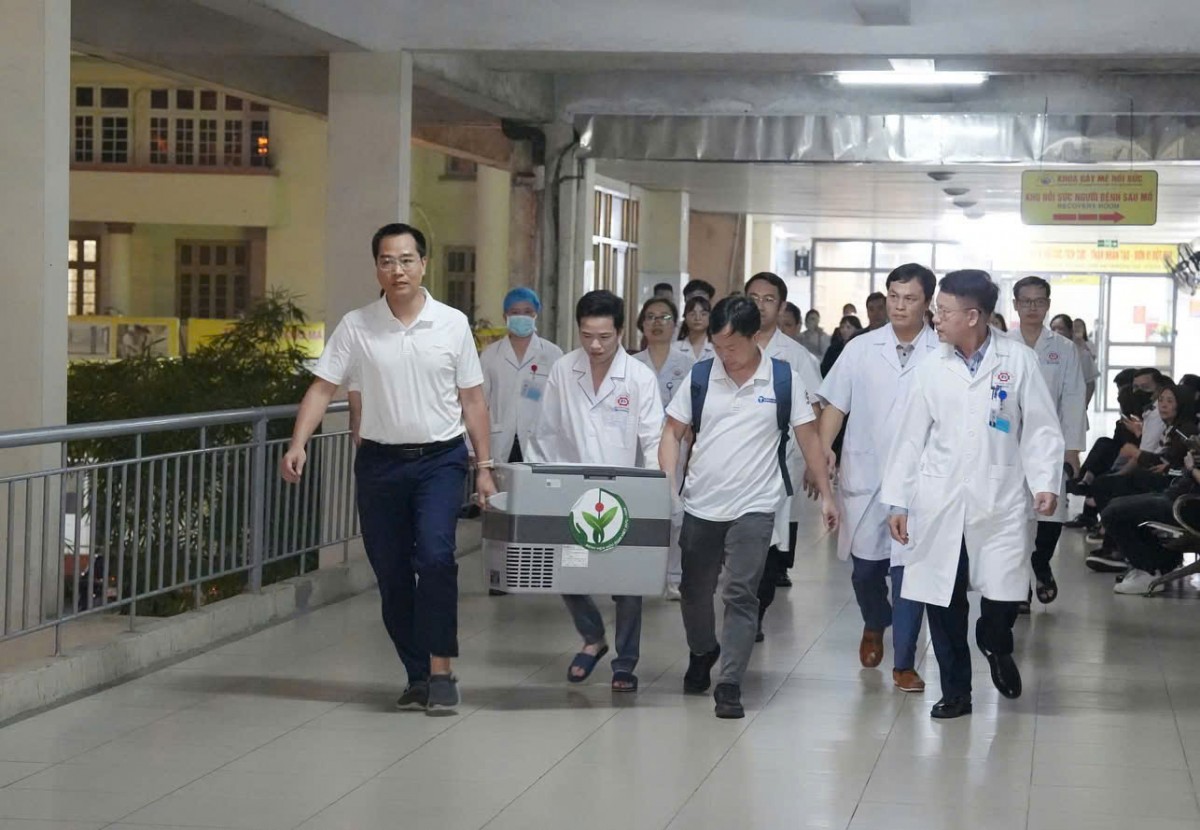 Thận được các chuyên gia, y, bác sĩ vận chuyển vào phòng mổ của Bệnh viện Đa khoa tỉnh Quảng Ninh. Thận được các chuyên gia, y, bác sĩ vận chuyển vào phòng mổ của Bệnh viện Đa khoa tỉnh Quảng Ninh.